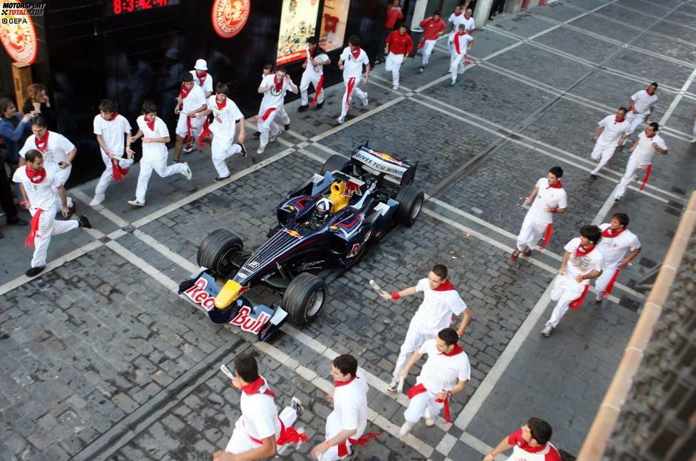 Bullen statt Stiere: Im spanischen Pamplona düste David Coulthard 2008 durch die gepflasterten Altstadtgässchen, in denen alljährlich der 