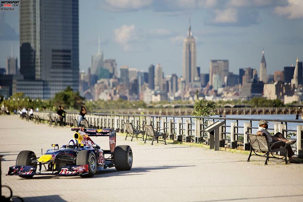 ...auch nicht, als Pilot David Coulthard vor der Skyline Manhattans um die Freiheitsstatue raste.