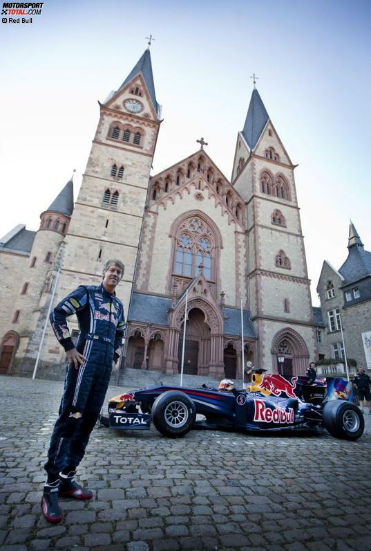 Und noch eine Vettel-Party: Im Vorfeld des Deutschland-Grand-Prix 2010 schaute der Hesse in seiner unweit Hockenheims gelegenen Heimatstadt Heppenheim vorbei. Ob das Ordnungsamt für das Parken vor der Kirche ein Knöllchen ausgestellt hat?
