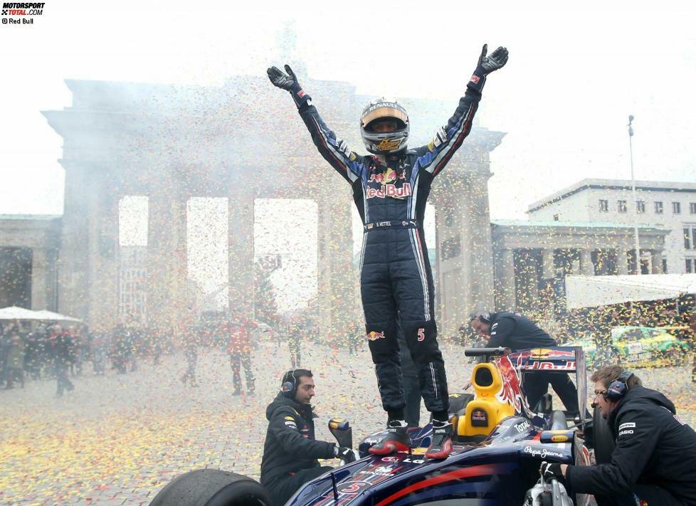 WM-Party im Stile der Fußball-Nationalmannschaft: Sebastian Vettel feierte 2010 seinen ersten Formel-1-WM-Titel vor dem Brandenburger Tor in Berlin und ließ in der Hauptstadt ordentlich die Reifen qualmen.