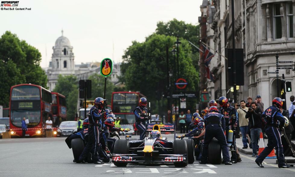 Boxenstopp in London: Ein Rennen rund um die Sehenswürdigkeiten der britischen Hauptstadt ist ein Lebenstraum Bernie Ecclestones. Red Bull und Mark Webber gaben ihm 2010 ein Gesicht.
