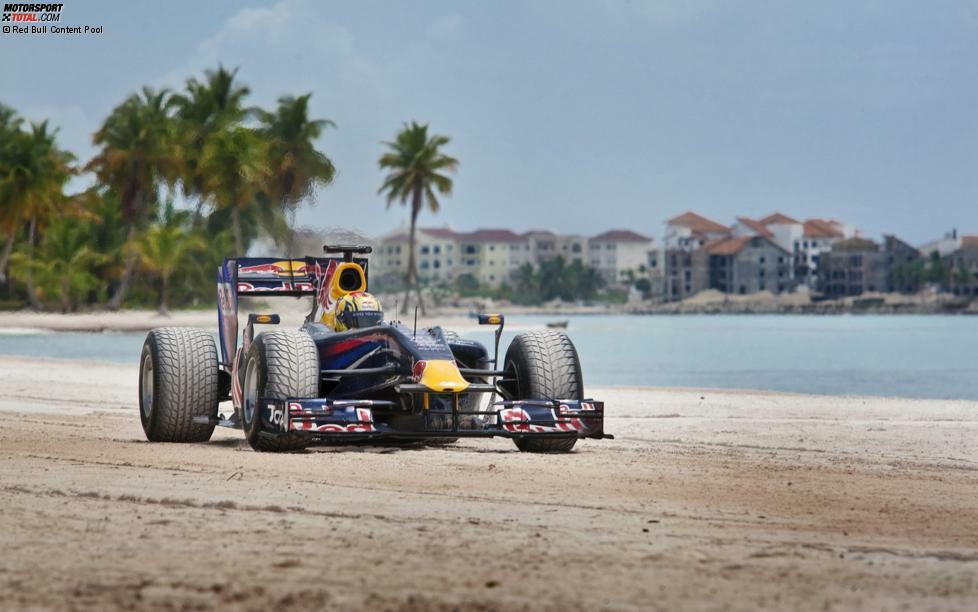 Formel 1 fahren wo andere Urlaub machen: In der Dominikanischen Republik durfte Jaime Alguersuari den Red Bull auf seine Strandtauglichkeit testen. Die Baywatch-Truppe könnte aber eher an einem knallroten Ferrari interessiert sein...