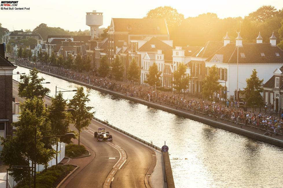 Bekannt als fahrradfreundlich und als Mekka der Motorrad-Fans, aber auch mit dem Formel-1-Boliden einige Liter Super Plus wert: David Coulthard flanierte 2013 an den Grachten des niederländischen Assen entlang.