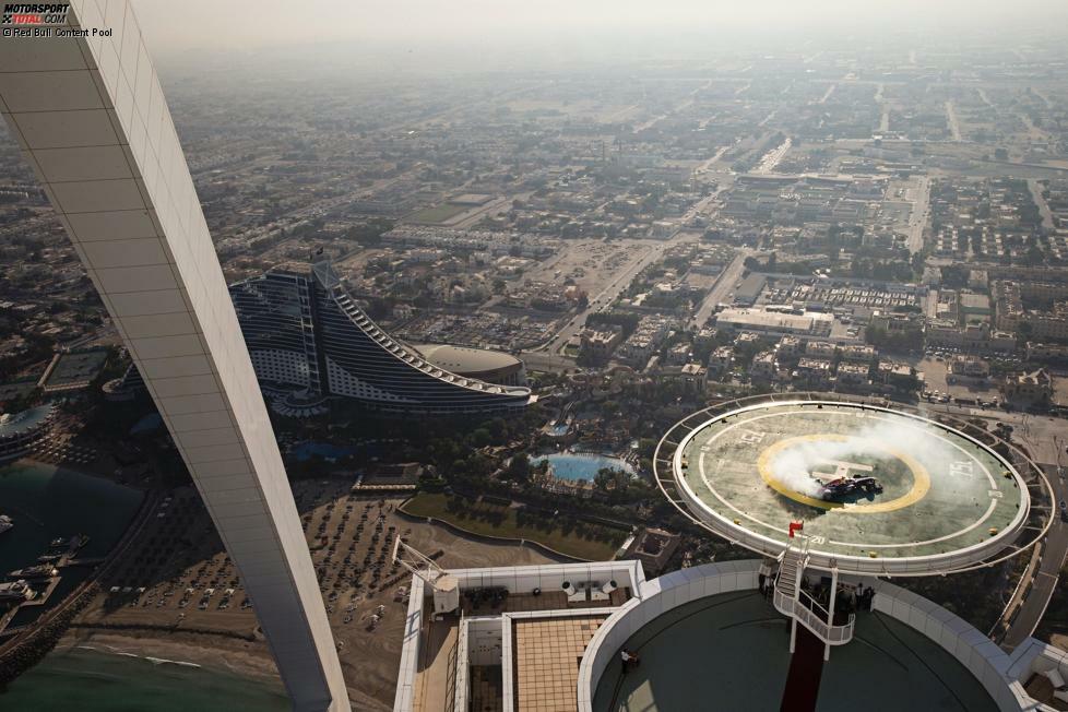 Exklusives Vergnügen: Auf dem Heliport des Luxushotels Burj-al-Arab in Dubai drehte David Coulthard 2013 einige Donuts. Übrigens wurde das Auto an einem Seil hängend per Helikopter 