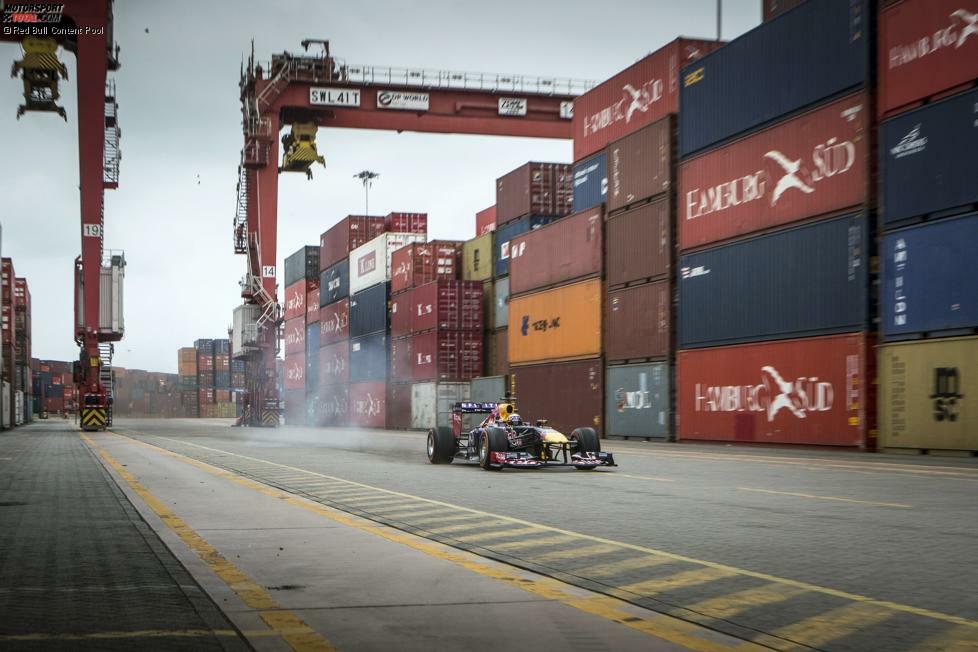 Steht Hamburg drauf, ist es aber nicht: Die Container, die Carlos Sainz 2015 umrundete, standen im Hafen der peruanischen Hauptstadt Lima. Klarer Fall von Exportschlager!