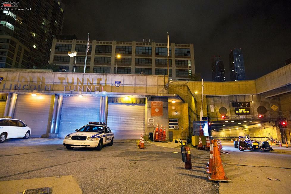 New York, New York: Red Bulls Formel-1-Bolide durchquerte 2012 den Lincoln Tunnel, der die Stadt mit dem US-Bundesstaat New Jersey verbindet. Die Cops des NYPD nahmen die Verfolgung lieber erst gar nicht auf...