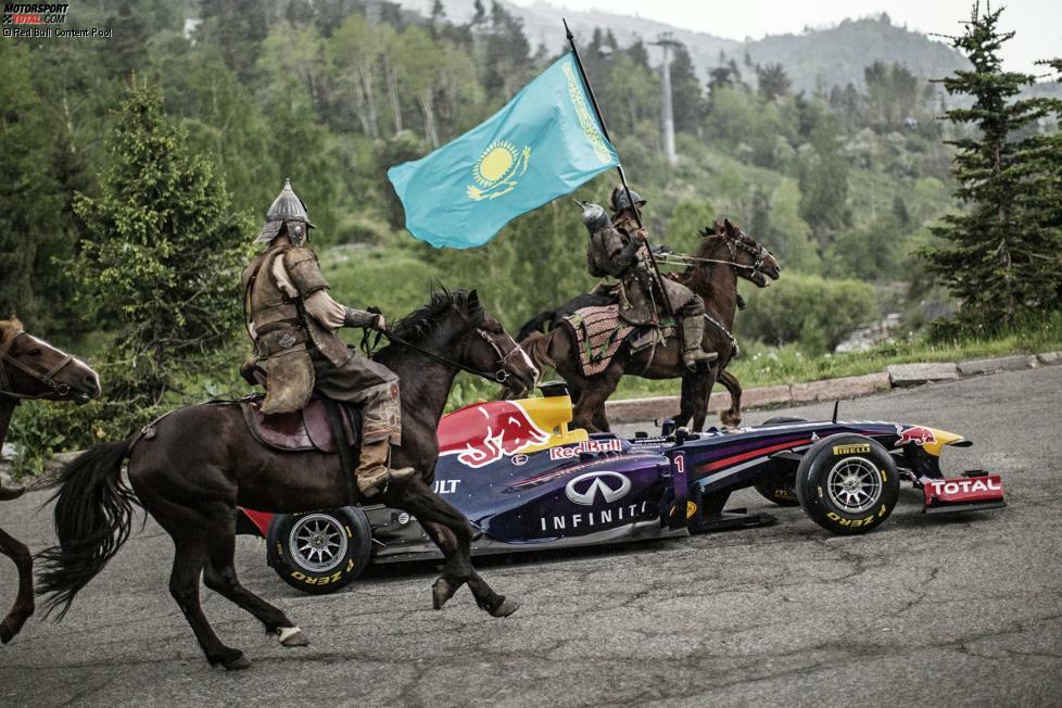 Eigenartige Eskorte: Im Umland der früheren kasachischen Hauptstadt Almaty begleiteten berittene Hunnen Red Bull 2014 zum Showrun.