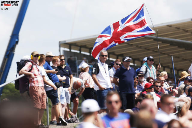 Nur in zwei Ländern gab es seit der Einführung der Formel 1 im Jahre 1950 in jeder Saison einen Grand Prix: in Italien und in Großbritannien. Passend, dass der zweite im "Home of British Motor Racing" einen Stammplatz gefunden hat. Die Rede ist vom Ex-Flugplatzkurs in Silverstone, der heute zu den letzten Mutstrecken im Kalender zählt.