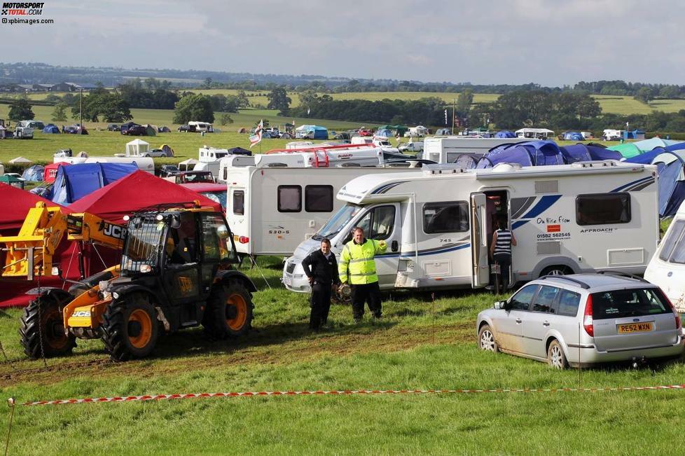 Schließlich ist das Rennen der Caravaning-Grand-Prix schlechthin. Rund um die Strecke parken am Rennwochenende unzählige Wohnwagen, die Preise für Stellplätze sind gepfeffert. 