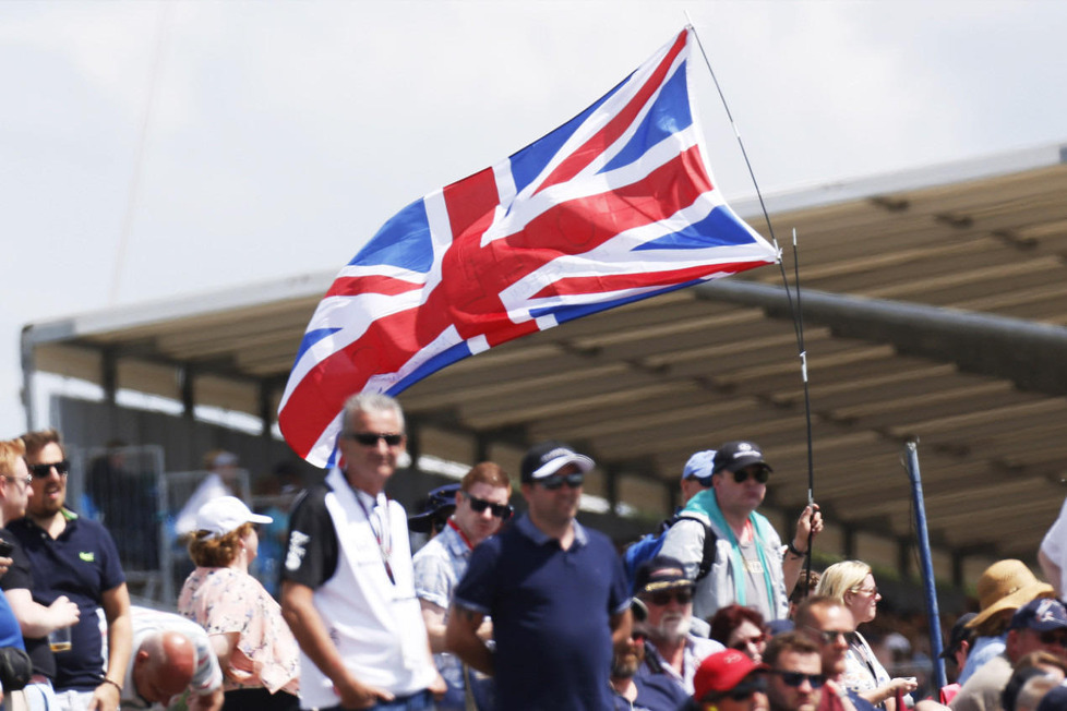 Trotz frittierter Mars-Riegel und im Schlamm absaufender Camper: Warum Silverstone die besten Fans und Kurven hat