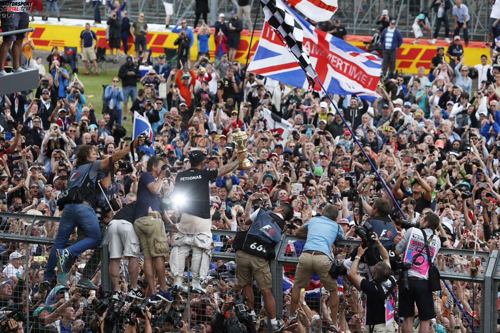 Auch in der virtuellen Teamwertung geht die Krone an Mercedes. Das Weltmeister-Team triumphiert überlegen mit fast 13 Millionen Anhängern, vor Red Bull (6,8 Millionen) und Ferrari (5,6 Millionen). Auf allen drei Plattformen stehen die Silberpfeile an der Spitze (Twitter: 1,3 Millionen; Facebook: 10,8 Millionen; Instagram: 835.000).