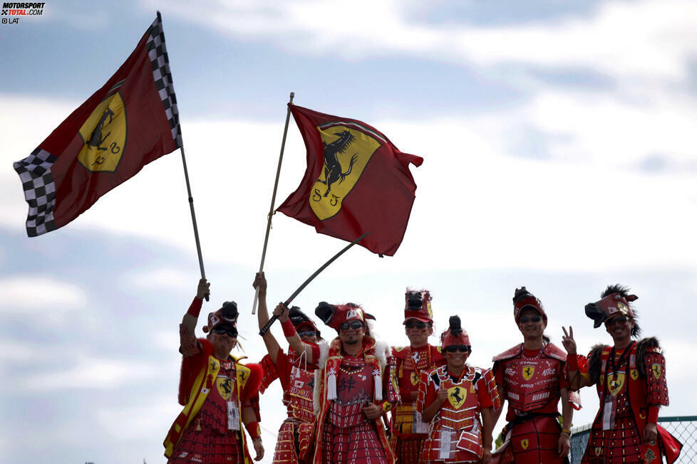 Zwar sind die Tifosi die wohl bekanntesten Fans der Formel 1, virtuell geben sie den Ton jedoch nicht an. Ferrari enttäuscht im Ranking: Auf Twitter kommt man mit 1,2 Millionen noch auf den zweiten Platz, auf Facebook (3,9 Millionen) und Instagram (483.000) kommt man nur auf den dritten und vierten Rang.