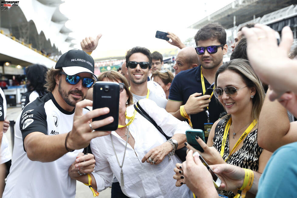 Mit respektablem Abstand von über vier Millionen Fans reiht sich Button-Teamkollege Fernando Alonso auf dem zweiten Platz ein. Der virtuelle Vizeweltmeister kommt auf 2,4 Millionen Twitter-Follower, 1,7 Millionen Facebook-Likes und 346.000 Instagram-Abonnenten. Insgesamt also knapp 4,5 Millionen Fans.