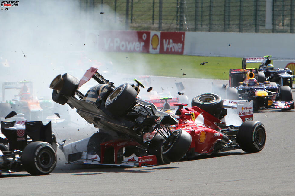 Außerdem ist die erste Kurve nach dem Start immer für einen Unfall gut. 2012 hatte Fernando Alonso großes Glück, dass er nicht von Romain Grosjean am Kopf getroffen wurde.