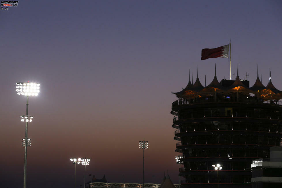 Schauplatz der Formel-1-Show ist der International Circuit vor den Toren der Hauptstadt Manama, die bei Einbruch der Dunkelheit anmutet wie die nahöstliche Antwort auf Las Vegas und ein Vergnügungspark für reiche Grenzpendler aus Saudi-Arabien ist. Denn es gibt nur 1,3 Millionen Bahrainis!