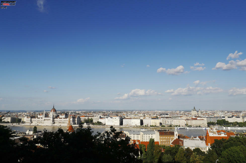 Wer zum ersten Mal in die 1,7 Millionen Einwohner zählende Donaumetropole kommt, ist von romantischer Verträumtheit und architektonischem Prunk überwältigt. Wenn über der Kettenbrücke sowie zwischen den Stadtteilen Buda und Pest die Sonne untergeht, wird klar, warum die Stadt Europas Nummer sechs bei den Touristenzahlen ist.