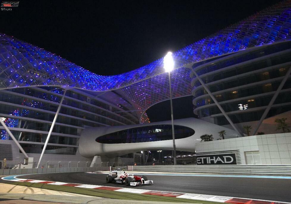 Ansonsten steht Abu Dhabi vor allem aber für optisches Spektakel. Wo fährt man sonst unter einem beleuchteten Hotel durch? 