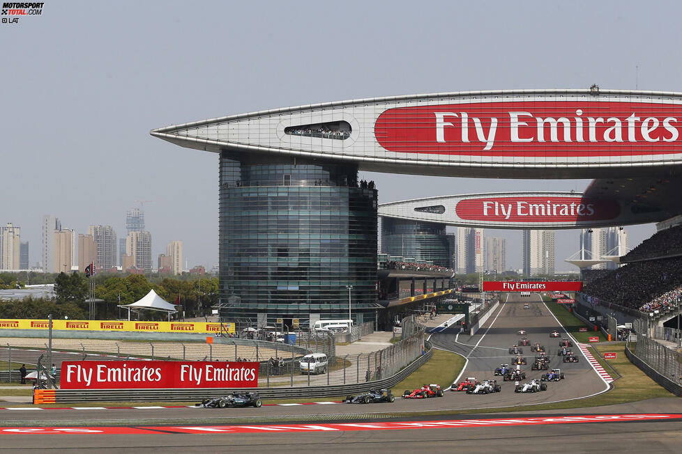 Nicht der beliebteste Grand-Prix-Schauplatz, aber einer, auf den vielen nicht verzichten wollen und können: Die Rede ist von China, wo die Formel 1 seit zwölf Jahren auf dem International Circuit vor den Toren Schanghais gastiert. Für Autokonzerne geht es um Präsenz auf dem Wachstumsmarkt und für die Gastgeber um puren Gigantismus.