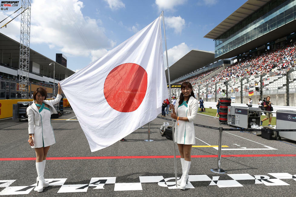 Das Land des Lächelns zaubert auch den Formel-1-Piloten ein solches auf das Gesicht: Wenn sie am Morgen von Motorsport-Fans am Rande des Wahnsinns (und jenseits davon) empfangen werden oder wenn sie auf dem International Circuit Suzuka eine der letzten echten Fahrerstrecken unter die Räder nehmen. Vorhang auf für den Nippon-Kracher!