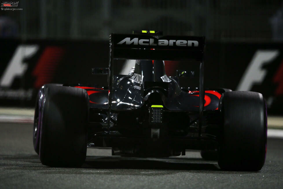 Denn die aktuelle McLaren-Lösung erlaubt zwar einen kleinen Heckflügel, er wird im nächsten Jahr durch größere Diffusoren und insgesamt mehr Abtrieb aber unwichtiger. Der angeblasenen Vorderachse kommt die Effizienz abhanden und ihr Luftwiderstand wird zum Problem. McLaren könnte insgesamt auf ein Low-Downforce-Konzept setzen.