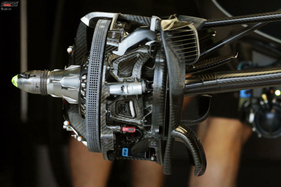 Beim Weltmeisterteam Mercedes steht die Weiterentwicklung nie still. Für Monaco wurde der Monkey-Seat adaptiert, aber es gibt im sechsten Rennen auch die sechste Konfiguration des Bremssystems. Der Lufteinlass der Bremsbelüftung wurde - nebst anderen Detailänderungen - nach vorne gerückt.