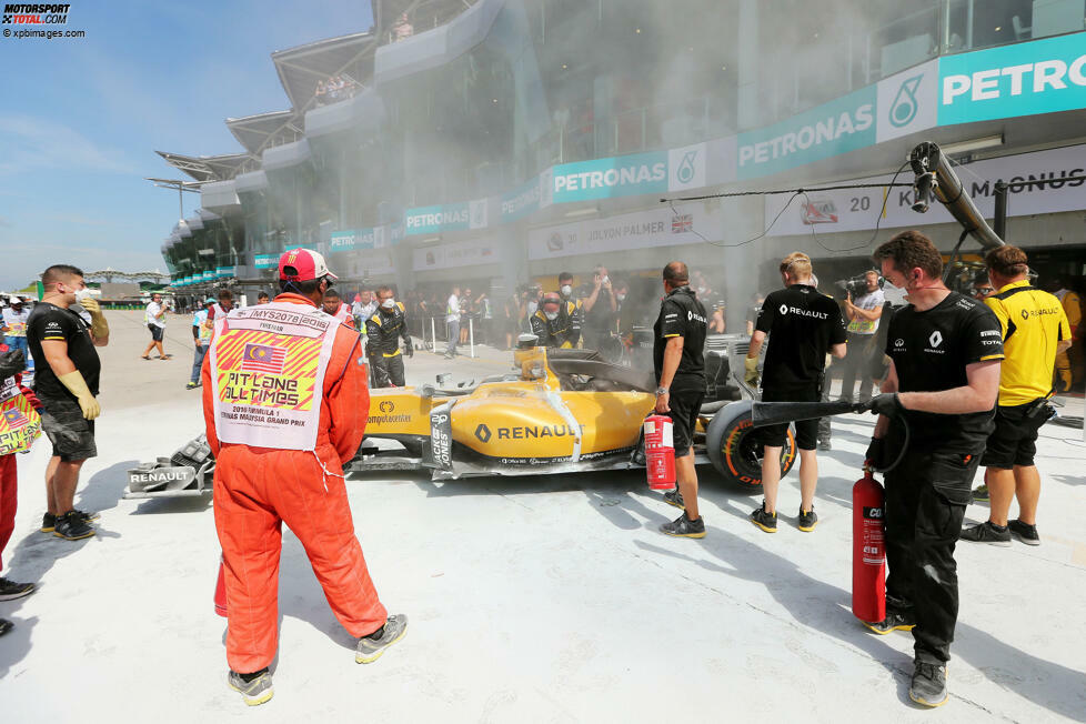 Renault wollte bei Kevin Magnussens Auto ein für Mexikos Höhenluft optimiertes Benzinsystem testen. Weil der Druck im Tank zu groß war, drang über ein Entlüftungsventil nicht Luft, sondern Benzin über ein Loch auf der Airbox nach außen. Der feine Benzinstrahl, der an der Verkleidung herunterfloss, fing auf dem heißen Chassis Feuer.