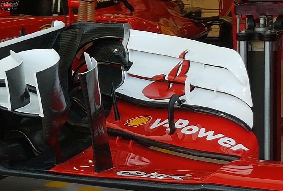 Ferrari hat kleinere Modifikationen am Frontflügel vorgenommen. Um den Luftstrom mit der Flügel-Unterseite in Einklang zu bringen, hat man eine gezackte Kante an den Flap hinzugefügt. Damit soll der Strom turbulenter werden, was für einen saubereren Übergang zwischen den Flügelelementen sorgt.