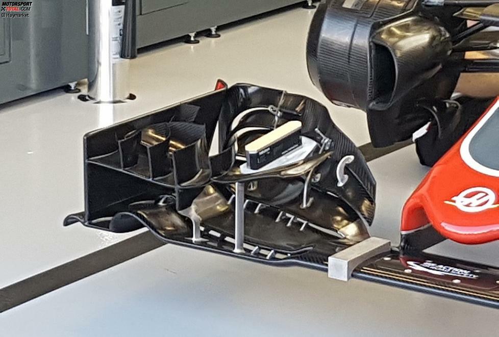 Haas hat seine Arbeit am Auto für 2016 schon seit zwei Monaten eingestellt, allerdings in Singapur noch ein Update gebracht: Der neue Frontflügel besitzt einen Kaskaden-Aufbau und mehr vertikale Luftleitbleche. Vier vertikale Elemente leiten den Luftstrom um das Auto.