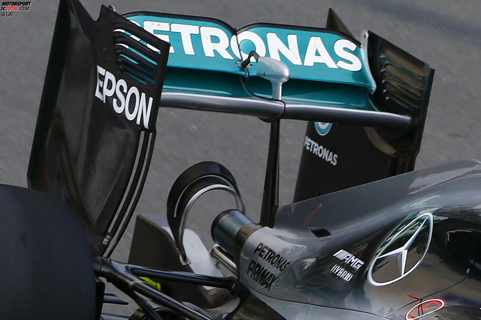 Das Weltmeisterteam Mercedes steht niemals still. Nach Montreal wurde ein komplett überarbeitetes Aero-Paket gebracht. Neu unter anderem der geschwungene Monkey-Seat, der den Anström-Effekt des Auspuffs maximieren soll. Auch der Heckflügel wurde für die Highspeed-Strecke angepasst.