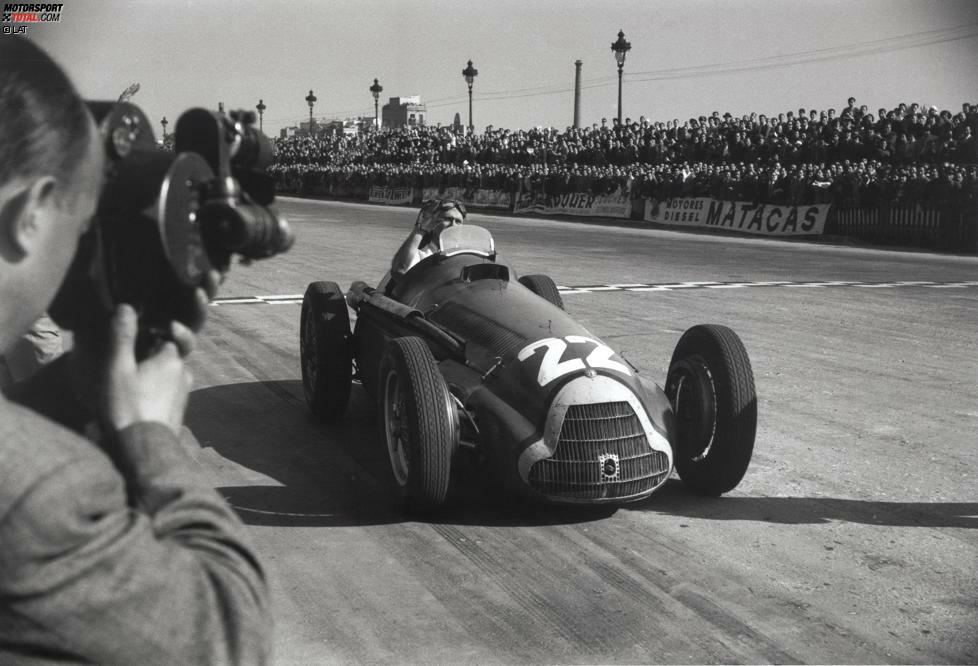 Pedralbes (Spanien) 1951: Juan Manuel Fangio feiert den letzten Sieg mit einem Kompressormotor in der Königsklasse, auf einem Alfa Romeo 159.