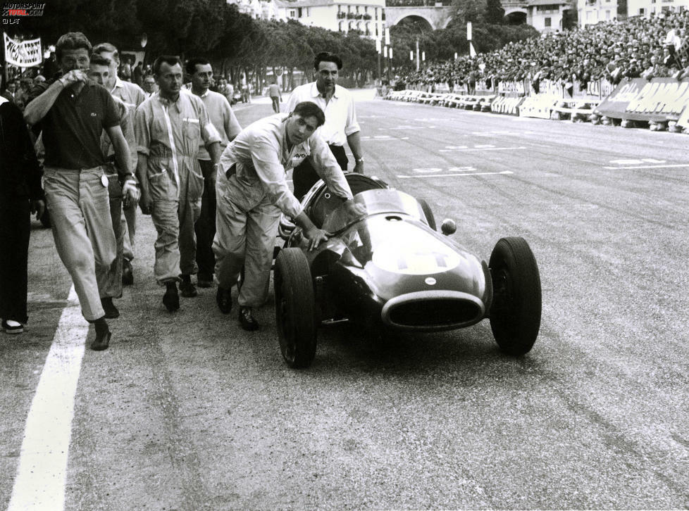 Monte Carlo (Monaco) 1957: Cooper führt mit dem T43 den ersten Formel-1-Wagen mit Heck-Mittelmotor ein. Jack Brabham muss das Auto aber von Hand über die Ziellinie schieben.