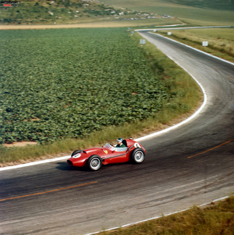 Reims (Frankreich) 1958: Mike Hawthorn triumphiert am Steuer eines Ferrari Dino 246 F1. Es ist der erste Sieg eines V6-Motors in der Formel 1.