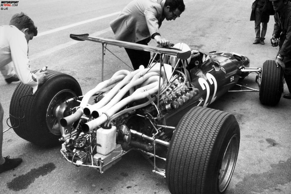 Spa-Francorchamps (Belgien) 1968: Ferrari (im Bild mit Chris Amon) und Brabham sind die ersten Teams, die aerodynamische Flügel einsetzen.