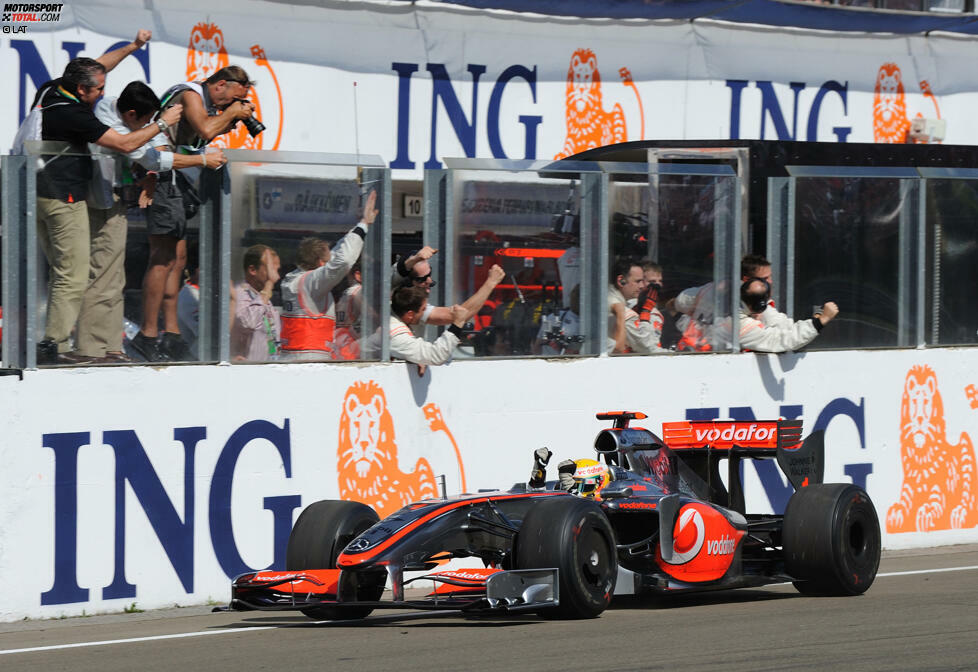 Budapest (Ungarn) 2009: Lewis Hamilton feiert den ersten Sieg eines Fahrzeugs mit Hybridantrieb. Im McLaren-Mercedes steckt ein sogenanntes 