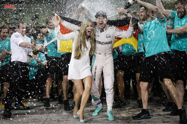 Nico Rosberg hat sich in Abu Dhabi seinen Kindheitstraum vom Titel verwirklicht. Doch was waren die Schlüsselmomente im Titelkampf gegen Erzrivale Lewis Hamilton, der von zahlreichen Wendungen geprägt war? Jetzt durch die entscheidenden Szenen des Silberpfeil-Duells klicken!
