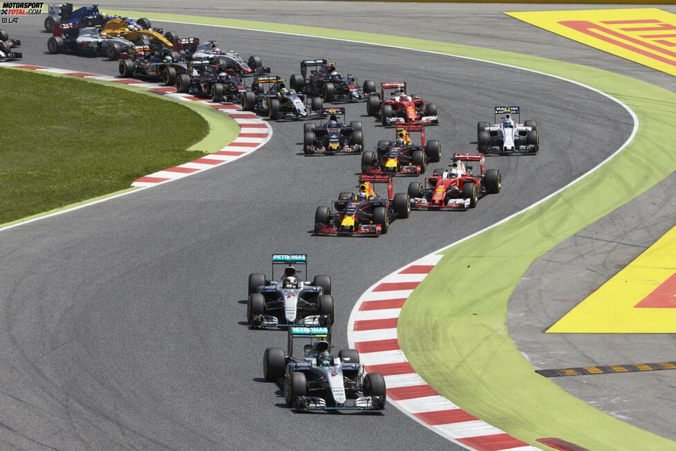 In Spanien fliegen erstmals diese Saison die Fetzen zwischen Rosberg und Hamilton. Der Deutsche trickst seinen Widersacher beim Start aus, wählt dann aber den falschen Motorenmodus, wodurch Hamilton einen gewagten...