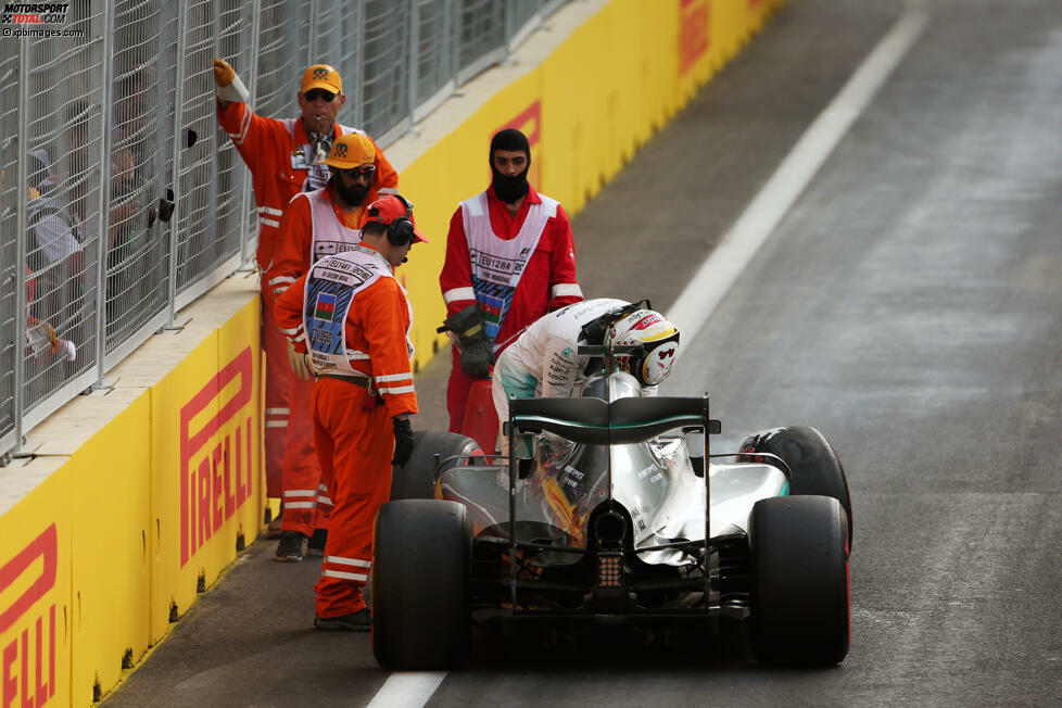 In Baku lässt Rosberg Hamilton alt aussehen: Der spätere Weltmeister kommt auf dem schnellen Stadtkurs viel besser zurecht, kriegt das Setup perfekt hin und holt die Pole, während Hamilton im Qualifying crasht. Daher startet er das Rennen nur als...