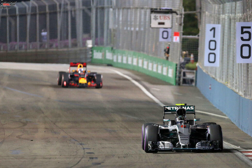 Im Sommer reißt Hamilton die WM-Führung an sich, doch in Singapur wendet sich das Blatt erneut: Rosberg, der bereits in Spa und Monza siegte, fährt souverän, während Hamilton keinen Fuß auf den Boden bekommt und nur Dritter wird. In der Endphase muss Rosberg...