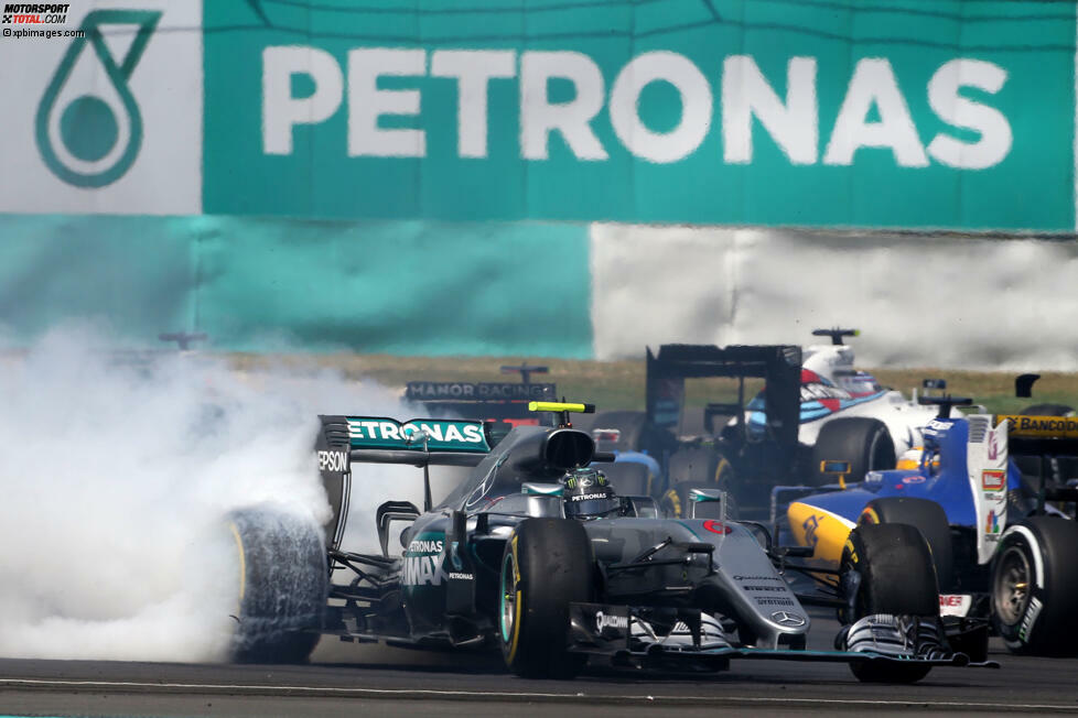 In Sepang überschlagen sich die Ereignisse: Zunächst läuft alles für Hamilton, der das Training dominiert, während Rosberg beim Start von Vettel getroffen wird und an das Ende des Feldes zurückfällt. Alles sieht nach einem sicheren Sieg für seinen Rivalen aus, doch...