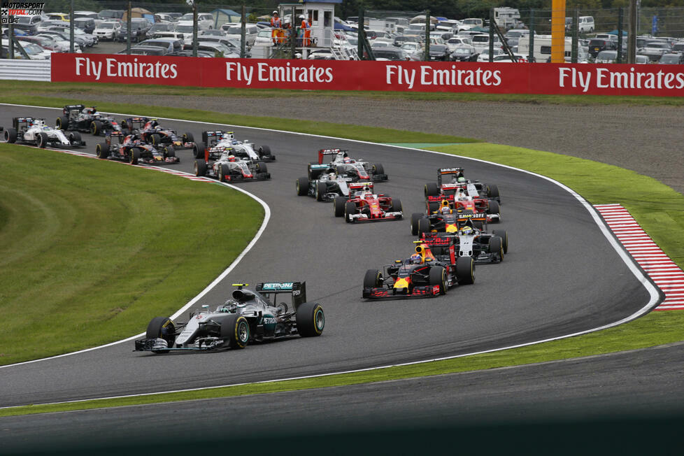 Suzuka gilt nicht gerade als Hamilton-Kurs. Nachdem er sich beim Setup verläuft, zieht er im Qualifying den Kürzeren und verpatzt den Start. Am Ende verhindert Verstappen mit einem umstrittenen Blockademanöver Platz zwei. Hamilton kann nicht mehr aus eigener Kraft die WM holen.  
Stand nach 17 Rennen: 1. Rosberg (313), 2. Hamilton (280)