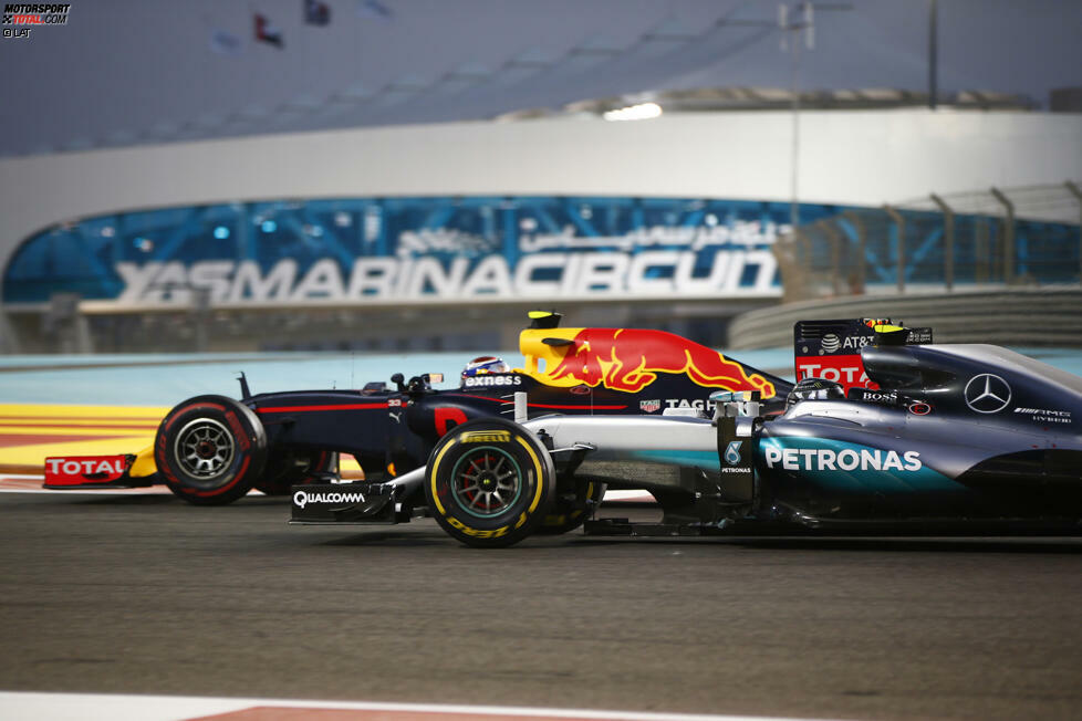 In Abu Dhabi muss Rosberg das schwierigste Rennen seiner Karriere bestehen: Während Hamilton dominiert, fällt er durch eine ungewöhnliche Strategie von Max Verstappen hinter den Red-Bull-Piloten zurück und überholt ihn mit einem mutigen Manöver. In der Endphase...