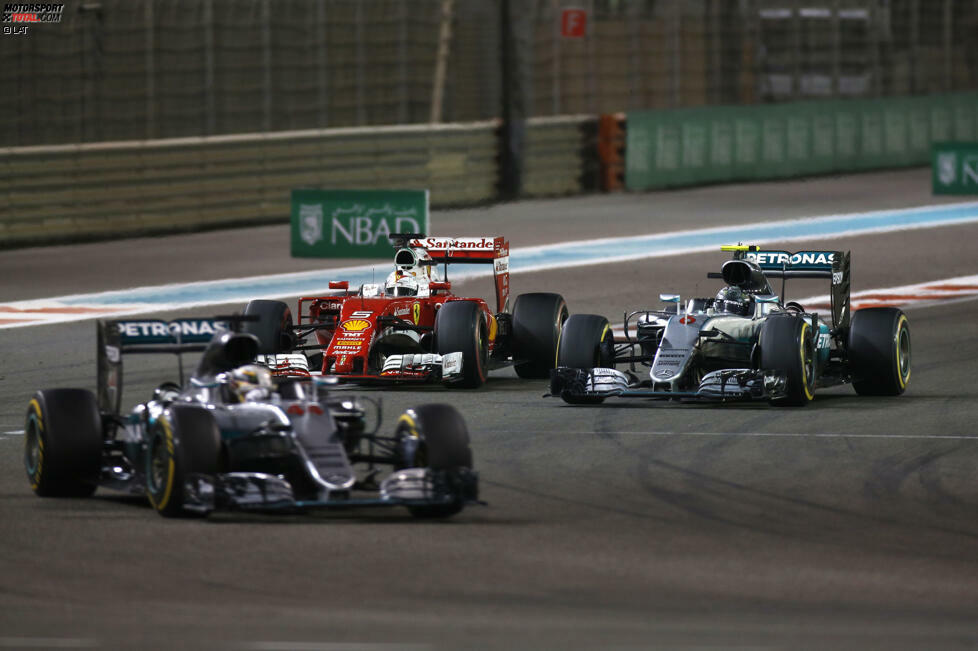 ...bremst ihn Hamilton, damit er aus den Podesträngen herausfällt und der Brite doch noch den Titel holen kann. Rosberg besteht die Nervenprobe und hat Glück, dass ihn Sebastian Vettel nicht mit letztem Risiko attackiert. Rang zwei reicht zum...