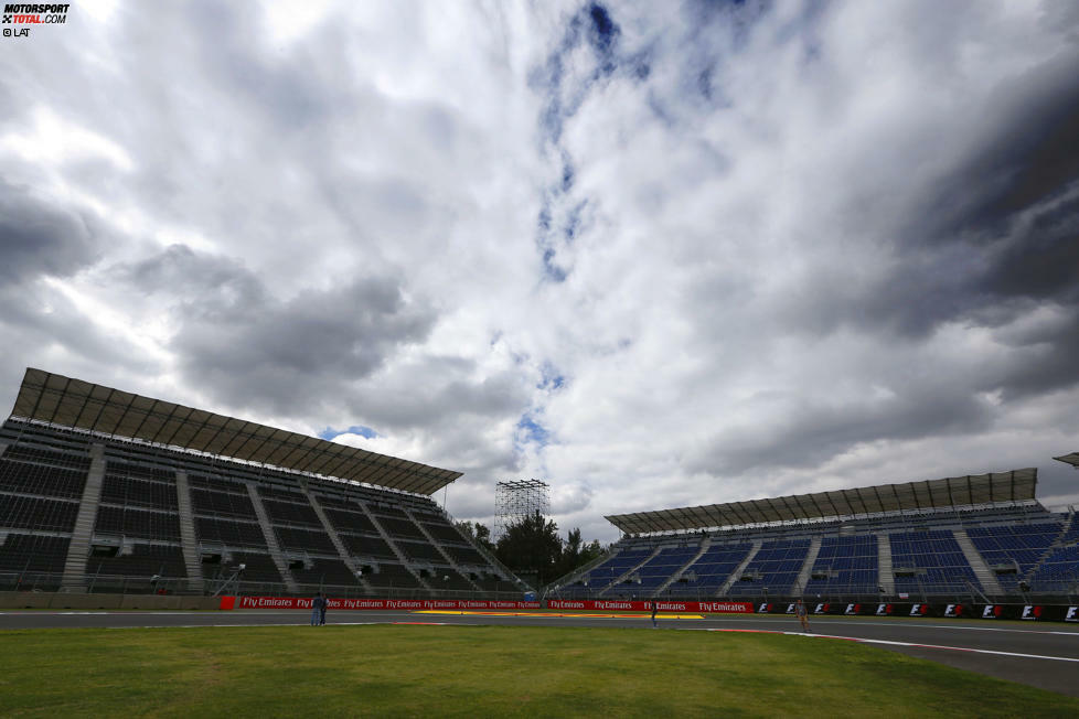 Die krassen Wechsel zwischen hohem Topspeed und engen Kurven finden im letzten Sektor ihren Höhepunkt. Mit äußerst langsamen Geschwindigkeiten geht es durch ein Baseball-Stadion, das 42.000 Zuschauern Platz bietet. Insgesamt können bis zu 140.000 Menschen auf den Tribünen um die 4,3 Kilometer lange Strecke oft große Bereiche überblicken.