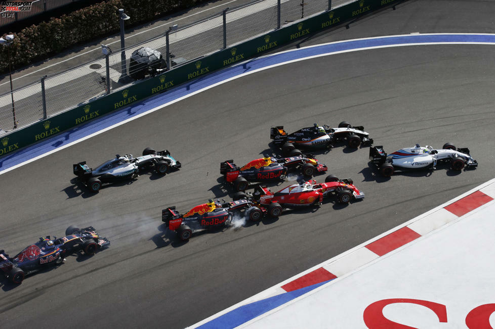 Kollision mit Folgen: Daniil Kwjat fährt Sebastian Vettel 2016 in der ersten Runde gleich zweimal ins Auto. Das bringt ihm nicht nur eine Schimpftriade des Ferrari-Piloten ein, sondern bei Red Bull auch die Degradierung zu Toro Rosso.