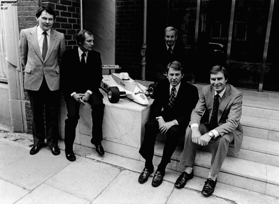 1980 trat der Brite mit dem ersten Modell der MP4-Serie in der Formel 1 an. Hier (siehe Foto) zeigen John Barnard, Ron Dennis, Teddy Mayer, Tyler Alexander und Creighton Brown den MP4-1 in kleiner Version.