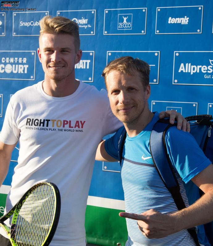 Nico Hülkenberg ist bekennender Tennis-Fan, und Oliver Pocher bekanntlich der Ex von Deutschlands Wimbledon-Hoffnung Sabine Lisicki. Vor der Abreise zum Hungaroring legt der Force-India-Star noch einen Zwischenstopp auf dem Court in Düsseldorf ein - für einen guten Zweck, versteht sich. Wer das Match gewonnen hat? Leider unbekannt.