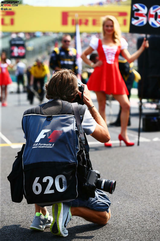 Ungarn, das ist auch das Land der schönen Frauen. Und somit ein Sonderjob für Fotograf Laurent Charniaux, der sich hier statt auf die technischen Updates an den Autos lieber auf die neuen Kleidchen der Gridgirls konzentriert.