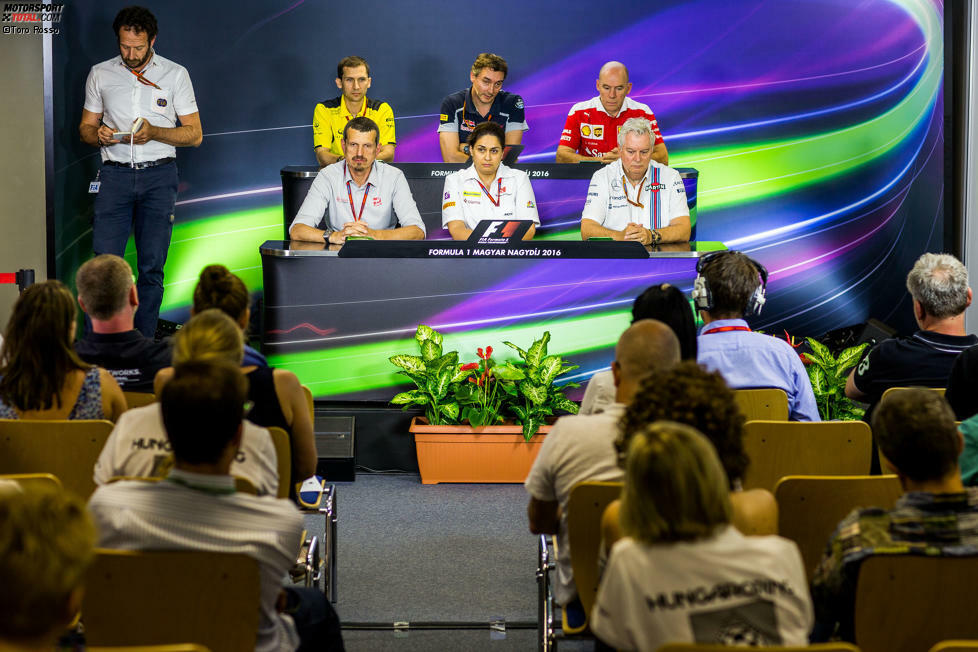 Beruflich freilich ist Bonciani (links neben den Teamverantwortlichen) ein absoluter Medienprofi. Zu seinen vielseitigen Aufgaben gehört unter anderem, die FIA-Pressekonferenzen zu leiten. Und konsequent dafür zu sorgen, dass jeder Journalist 