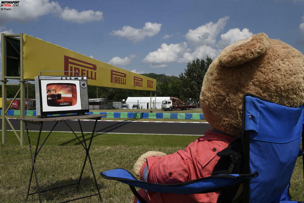 Denn dieser Teddy wird wohl kaum die Aufgabe haben, bei den Track-Limits Schiedsrichter zu spielen. Was hinter dem neuen Formel-1-Maskottchen steckt, entzieht sich unserer Kenntnis. Ein Redaktionskollege tippt: Bernie Ecclestone hat jetzt neben Heineken auch Bärenmarke als Sponsor gewonnen!