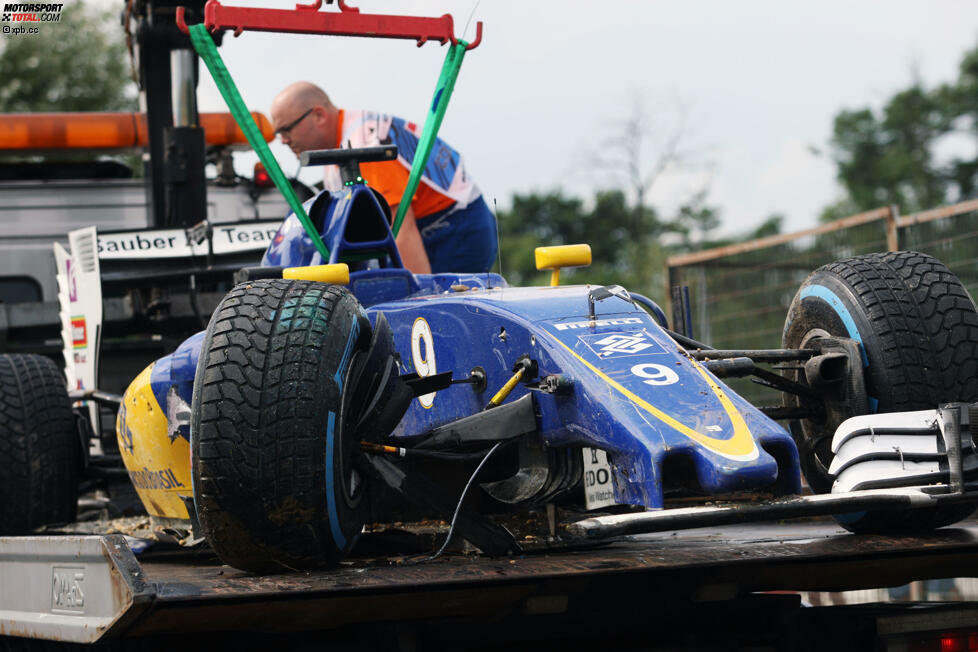 Gleich viermal Rot in Q1: Der Reihe nach crashen Marcus Ericsson (Foto), Felipe Massa und Rio Haryanto, und beim ersten Mal muss einfach wegen der miserablen Sicht im strömenden Regen unterbrochen werden. Über den um 20 Minuten verspäteten Beginn des Qualifyings gibt's diesmal keine Diskussionen.